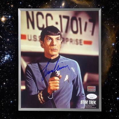 PHOTO STAR TREK AUTOGRAPHEE LEONARD NIMOY - SPOCK AVEC PHASER 8X10