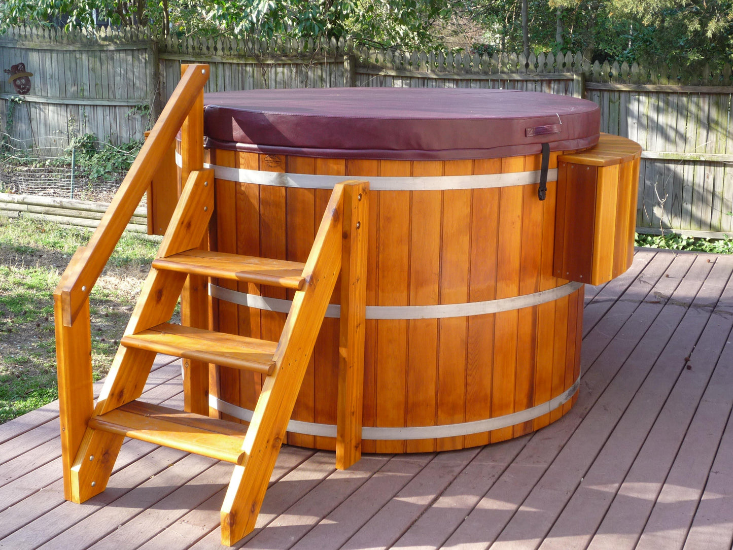 Fluid Float Colonial Cedar Hot Tub
