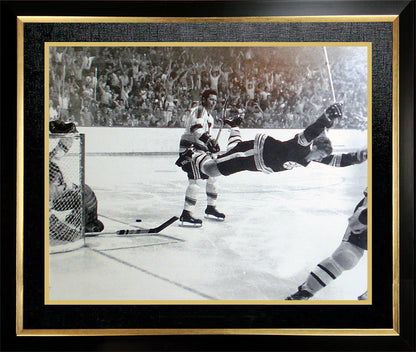 BOBBY ORR "THE GOAL" 16X20 FRAMED PHOTO - BOSTON BRUINS (24" BY 20")
