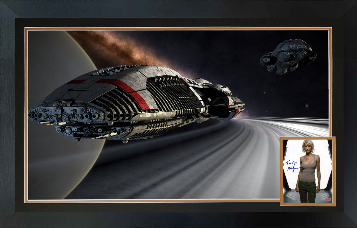 CADRE DE VAISSEAU SPATIAL BATTLESTAR GALACTICA SIGNÉ PAR TRICIA HELFER - CADRE SCI-FI 38"X28"
