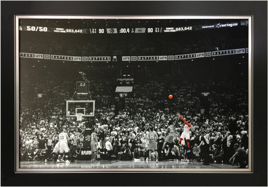 KAWHI LEONARD "LE LANCEMENT" ENCADRÉ - TIR GAGNANT DES RAPTORS 33.5"X23.5"