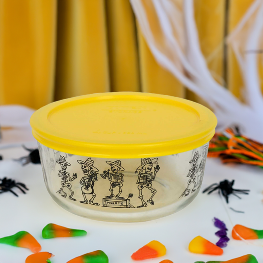 Plat Pyrex 4 tasses décoré squelette mariachi Halloween avec couvercle jaune