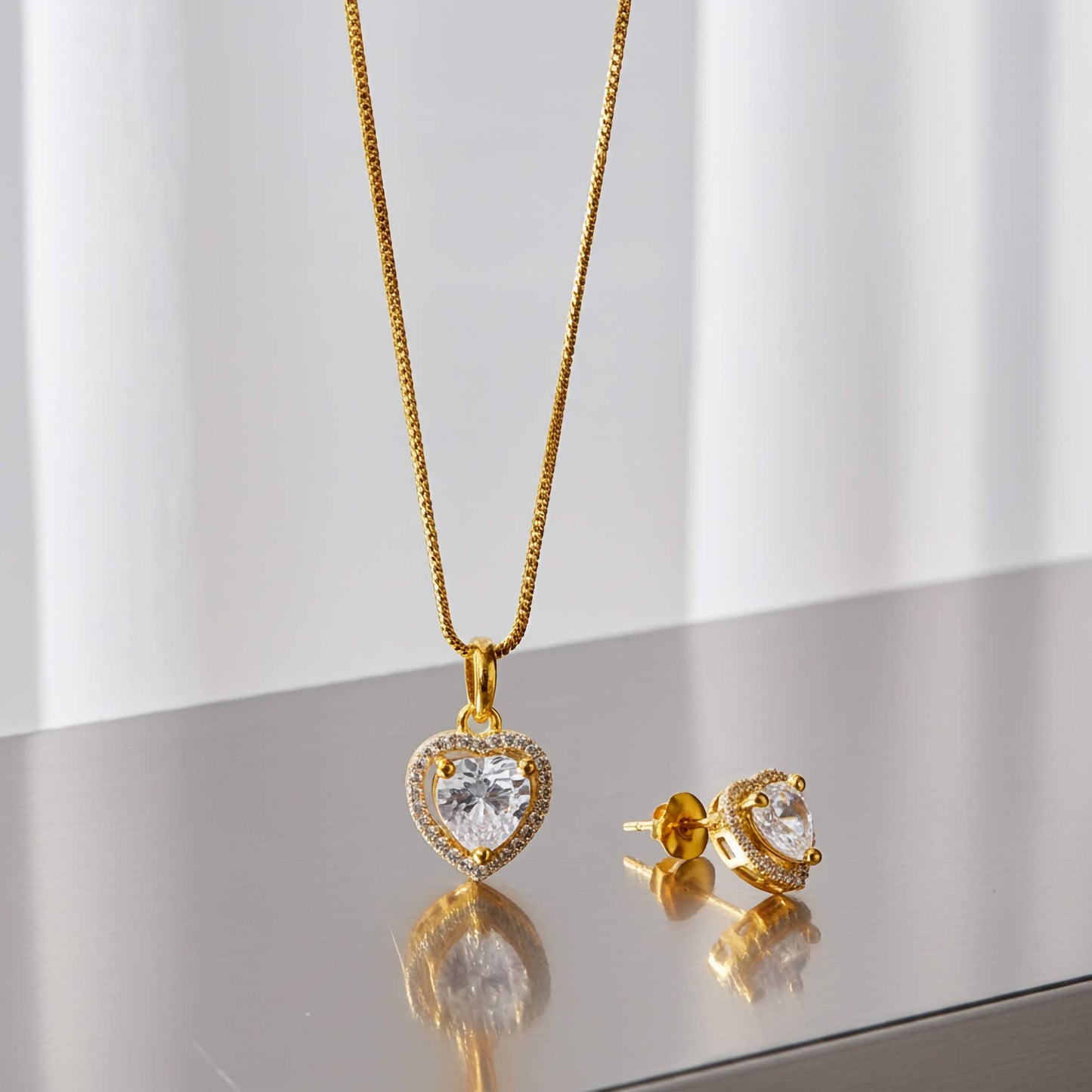 Sparkling Zirconia Heart Jewelry Set in 18K Gold-Plating