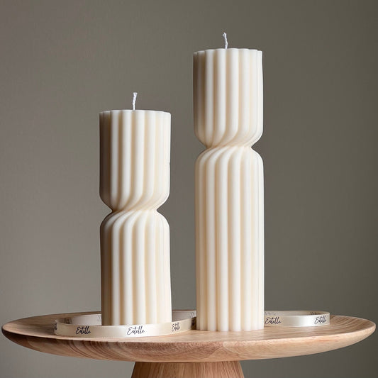 Petite Bougie Pilier Sablier Côtelée : Bougie Sculpturale en Cire de Soja