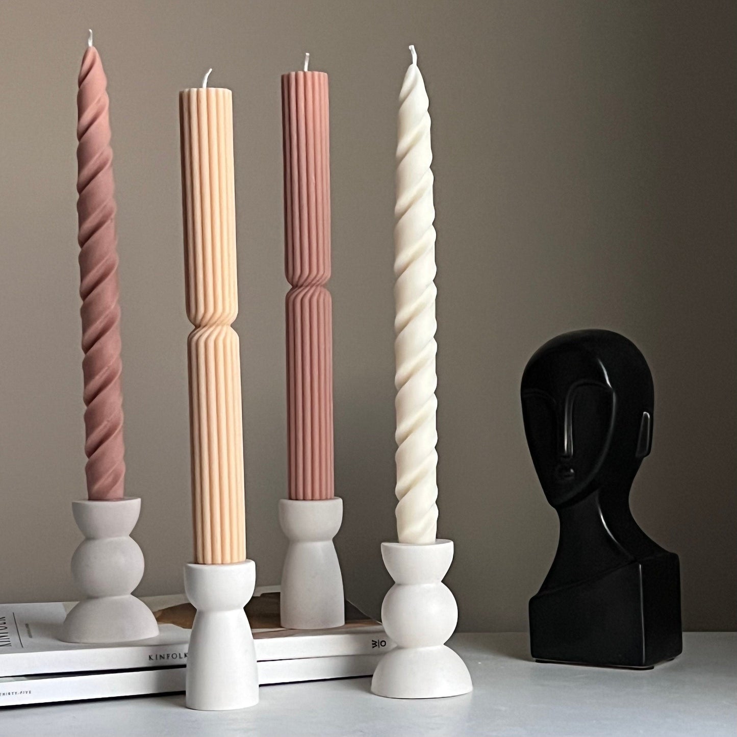 Grande bougie conique torsadée en cire de soja : Décoration pastel faite à la main
