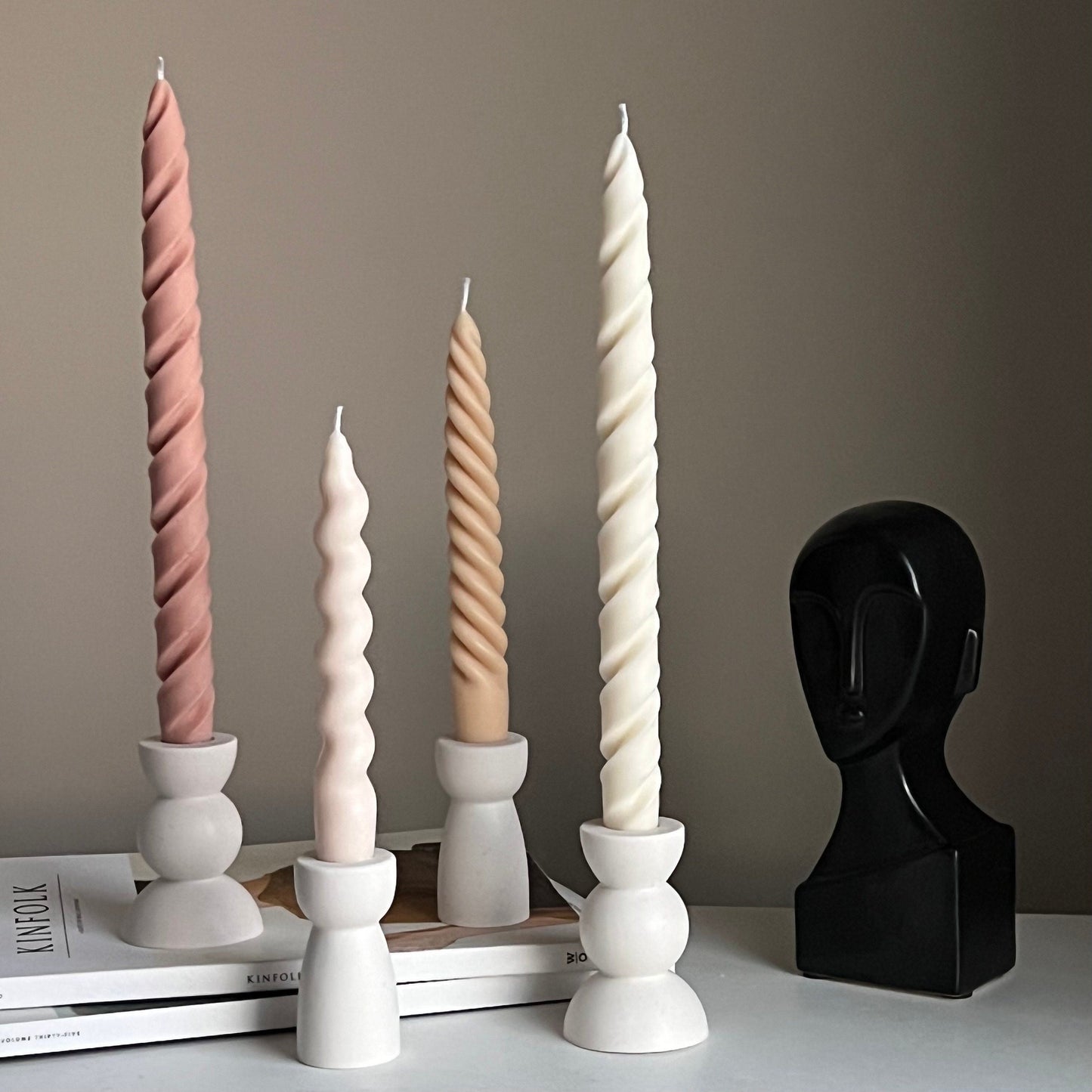 Grande bougie conique torsadée en cire de soja : Décoration pastel faite à la main