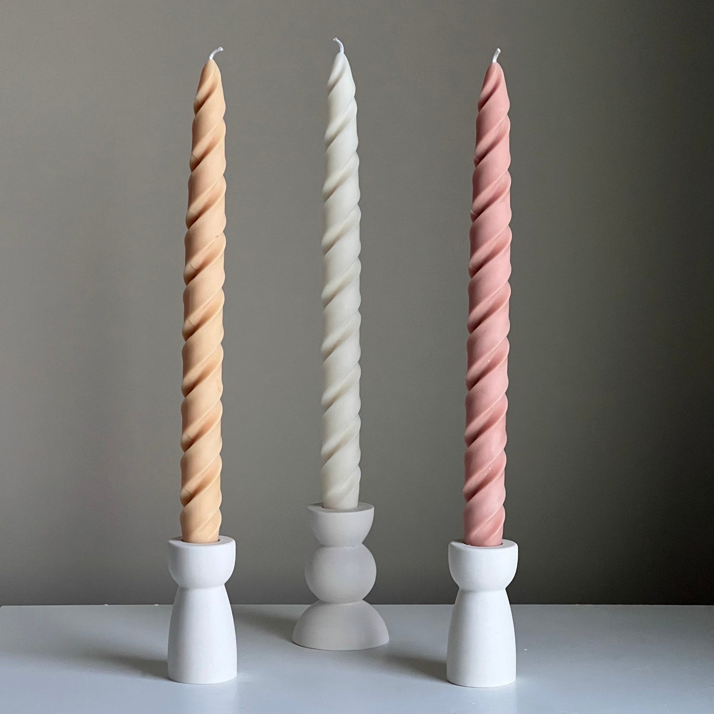 Grande bougie conique torsadée en cire de soja : Décoration pastel faite à la main