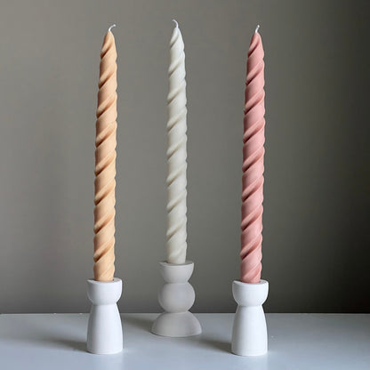 Grande bougie conique torsadée en cire de soja : Décoration pastel faite à la main
