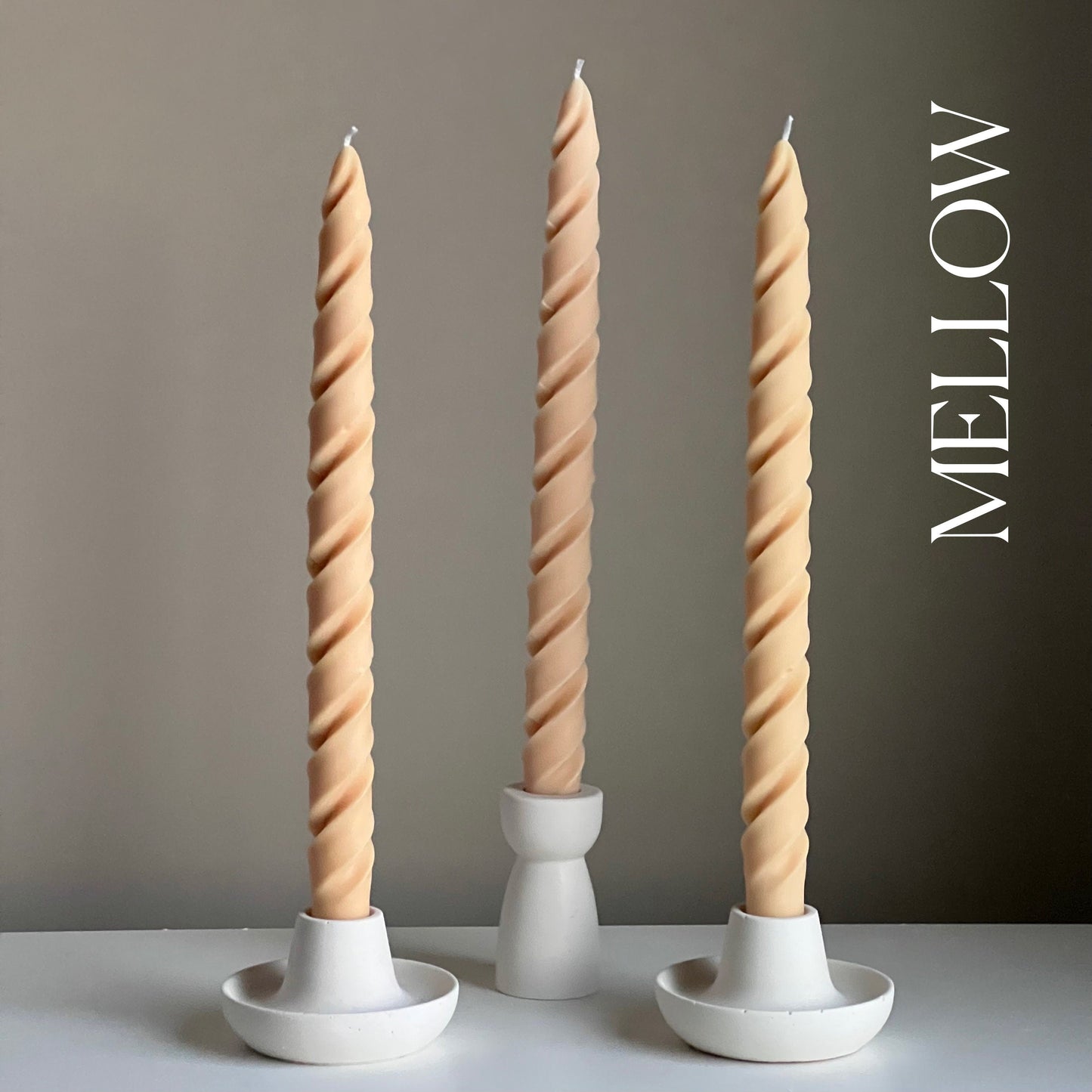 Grande bougie conique torsadée en cire de soja : Décoration pastel faite à la main