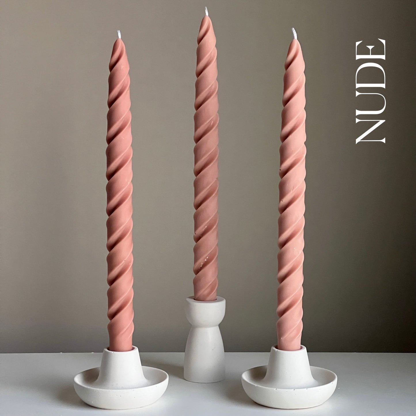 Grande bougie conique torsadée en cire de soja : Décoration pastel faite à la main