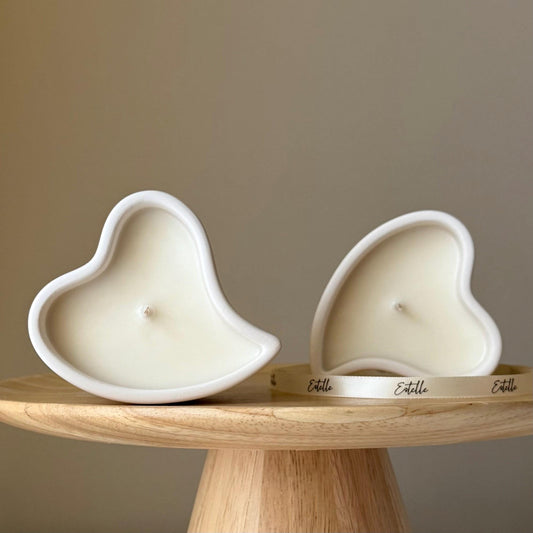 Bougie en cire de soja en forme de cœur dans un pot en Jesmonite : Bougie parfumée faite main