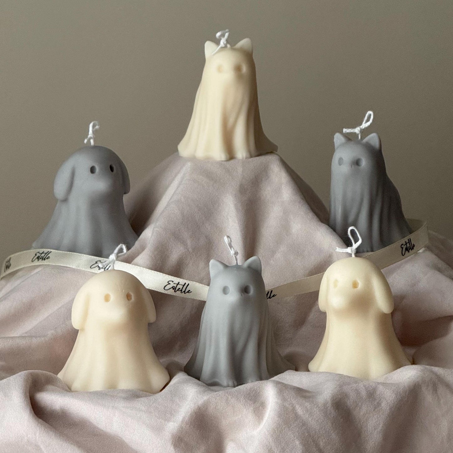 Duo de bougies sculptées Fantômes de chats et chiens d'Halloween : bougies en cire de soja coulées à la main