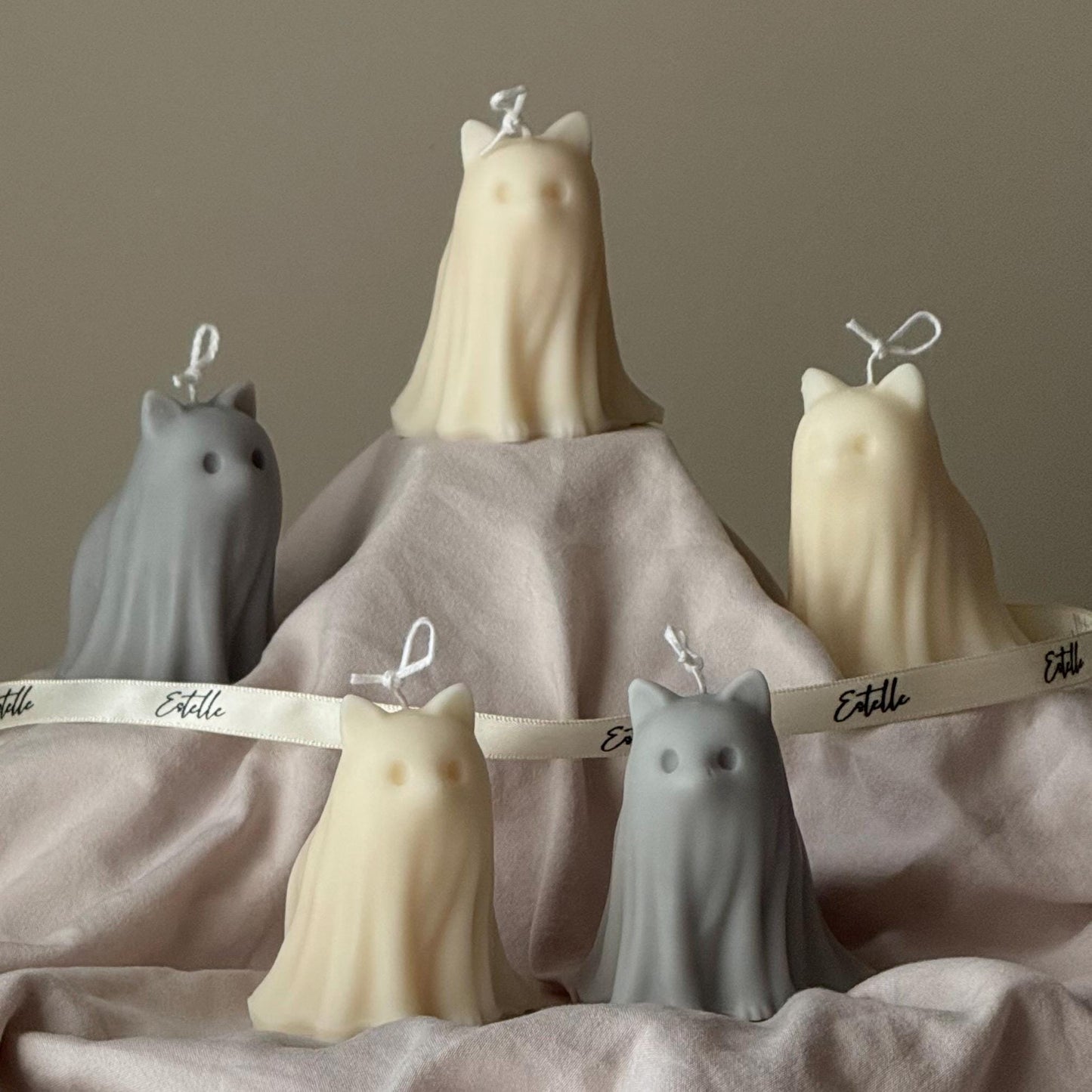 Duo de bougies sculptées Fantômes de chats et chiens d'Halloween : bougies en cire de soja coulées à la main