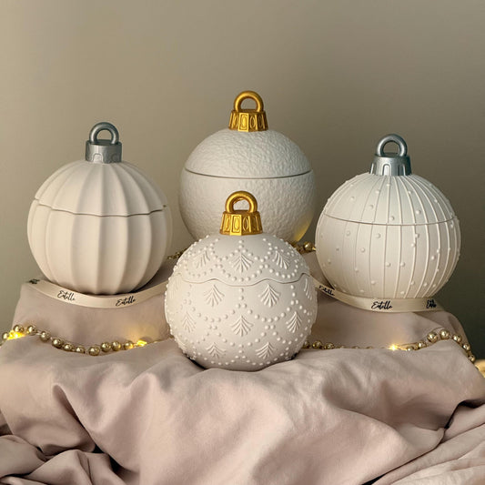 Énorme Boule de Noël Ornementale – Décoration de Fête Sculpturale, Bougie Artisanale en Cire de Soja
