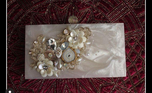 Jade – Pochette de Table Sculpturale en Résine
