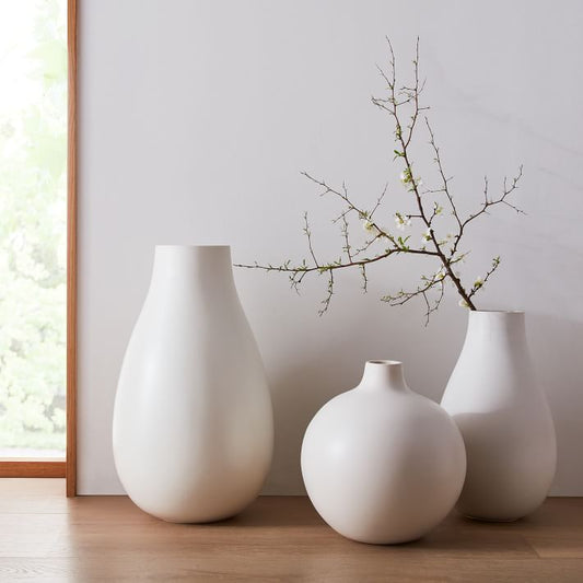 Collection de vases blancs surdimensionnés