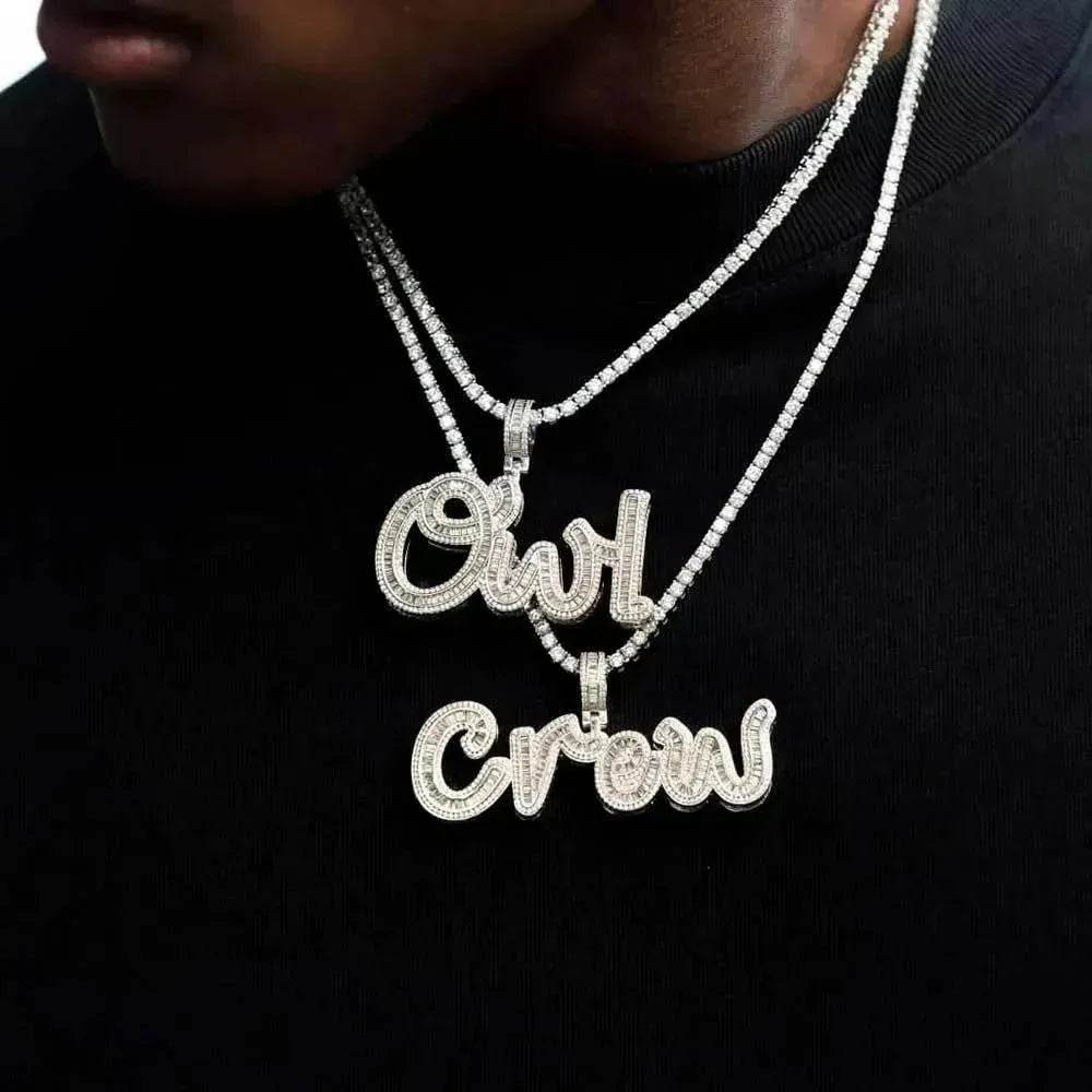 Collier pour homme en zircone micro-incrustée avec pendentif combiné de lettres cursives personnalisées.