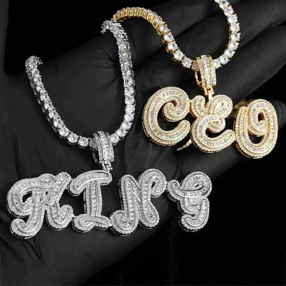 Collier pour homme en zircone micro-incrustée avec pendentif combiné de lettres cursives personnalisées.