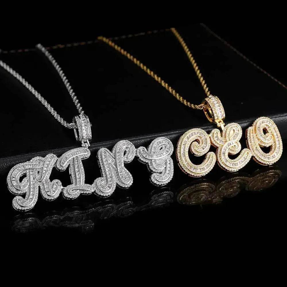 Collier pour homme en zircone micro-incrustée avec pendentif combiné de lettres cursives personnalisées.