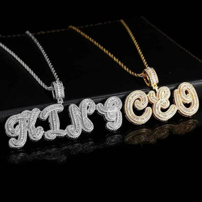 Collier pour homme en zircone micro-incrustée avec pendentif combiné de lettres cursives personnalisées.