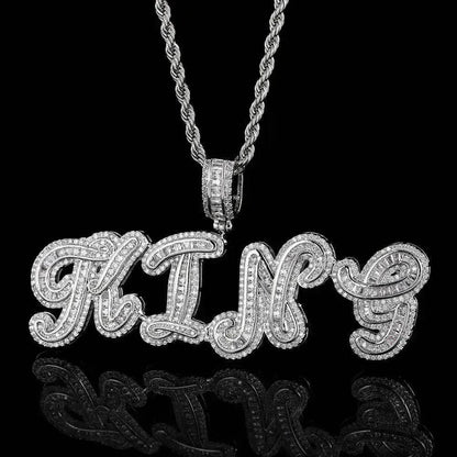 Collier pour homme en zircone micro-incrustée avec pendentif combiné de lettres cursives personnalisées.