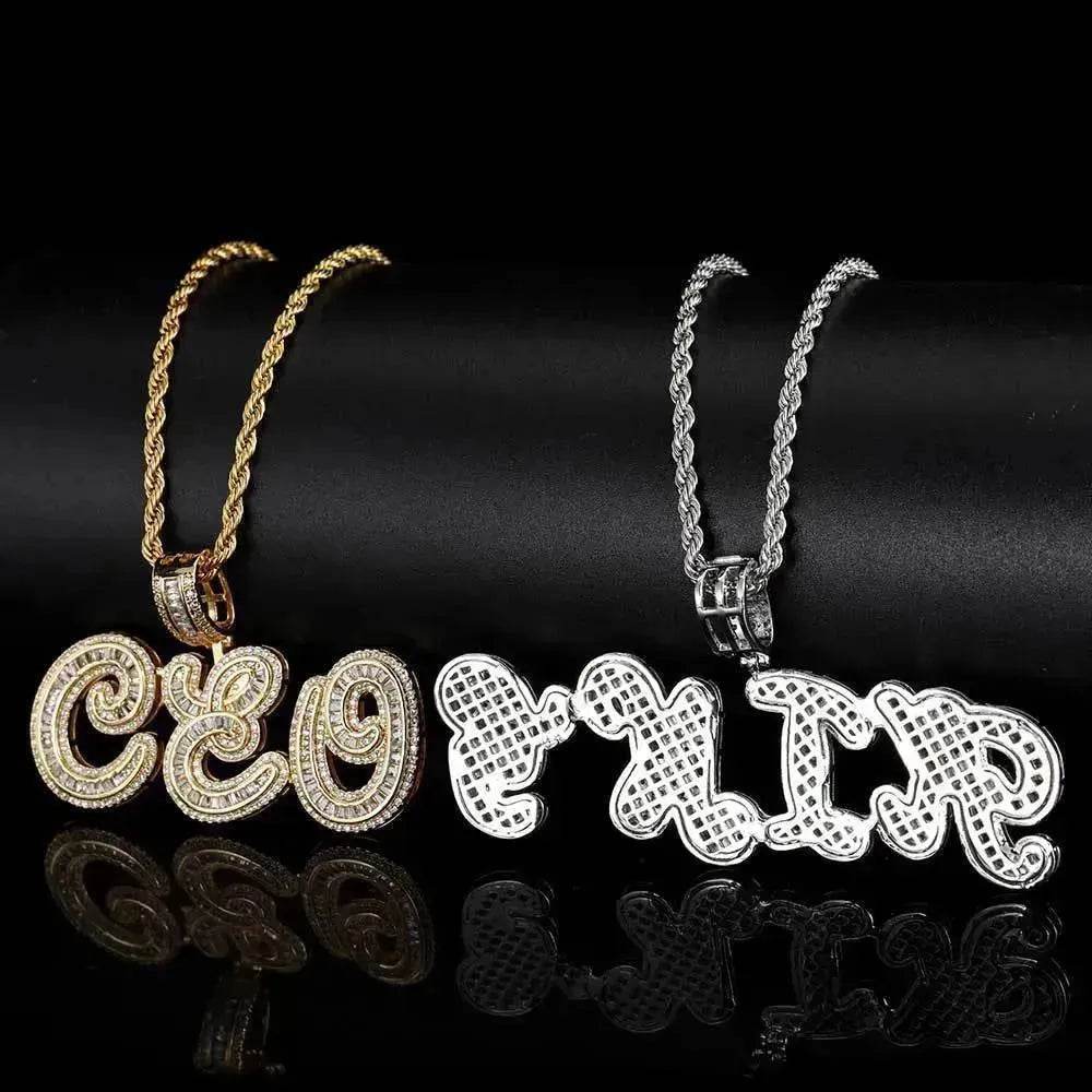 Collier pour homme en zircone micro-incrustée avec pendentif combiné de lettres cursives personnalisées.