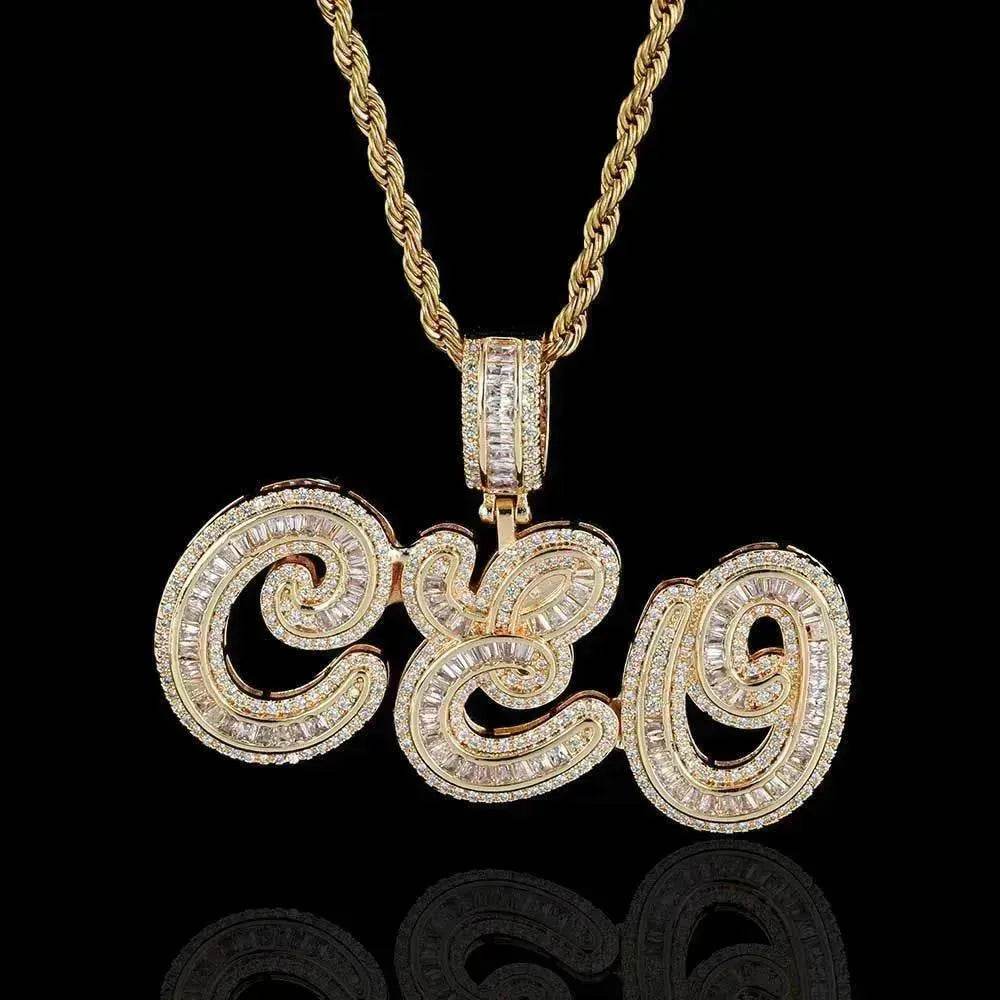 Collier pour homme en zircone micro-incrustée avec pendentif combiné de lettres cursives personnalisées.