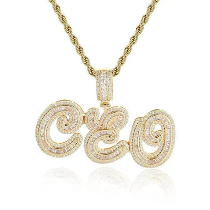 Collier pour homme en zircone micro-incrustée avec pendentif combiné de lettres cursives personnalisées.