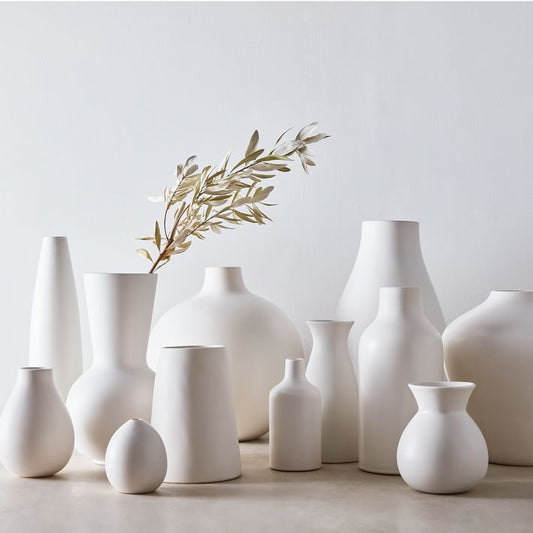 Collection de vases blancs